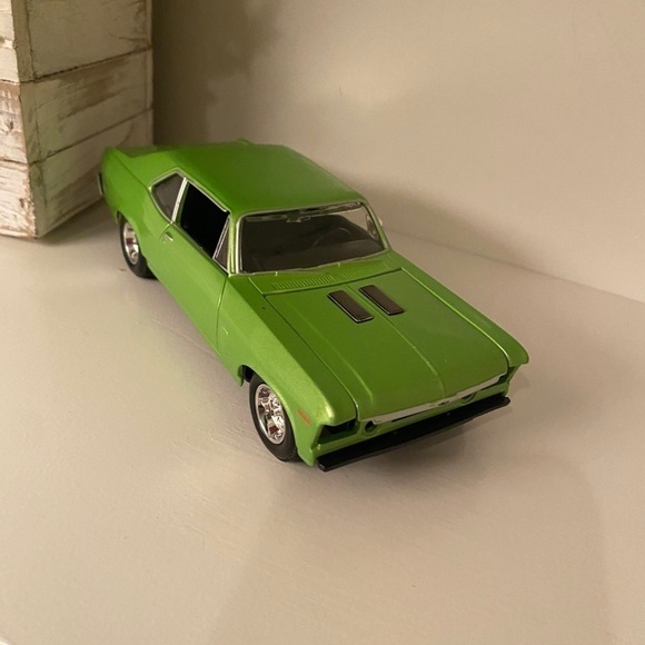 Maisto 1970 Chevrolet Nova SS Diecast Vehicle Lime Green - Picture 3 of 16